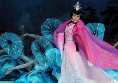 ​李玉刚“老婆”曝光，背景如此强大，网友：难怪如此低调！