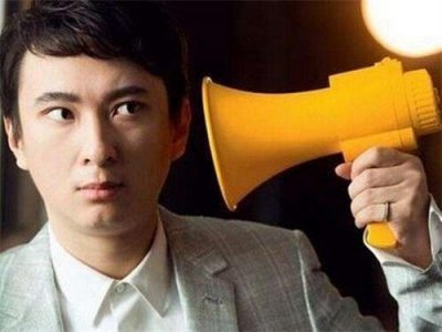 ​王思聪同行女伴正面曝光，瓜子脸大眼睛，楚楚动人惹人怜爱！