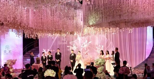 郭德纲弟子烧饼晒夫妻合照，网友：饼嫂好美