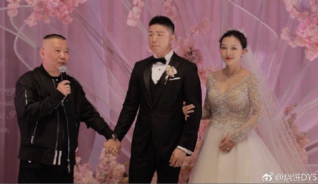 郭德纲弟子烧饼晒夫妻合照，网友：饼嫂好美