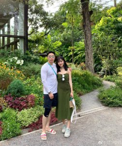 ​郭德纲弟子烧饼晒夫妻合照，网友：饼嫂好美