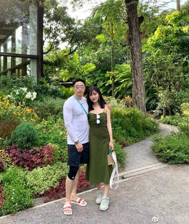 郭德纲弟子烧饼晒夫妻合照，网友：饼嫂好美