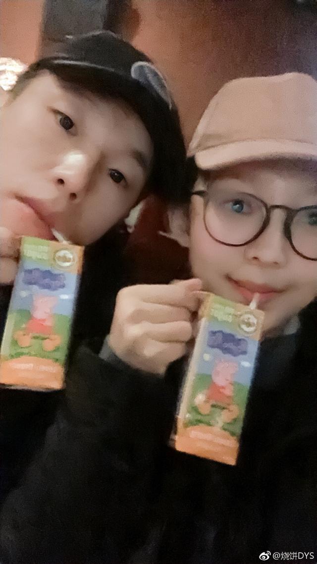 郭德纲弟子烧饼晒夫妻合照，网友：饼嫂好美