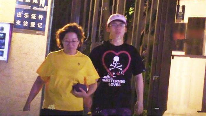 郭麒麟回天津老家,看望母亲胡中惠,郭德纲前妻长相首次曝光!