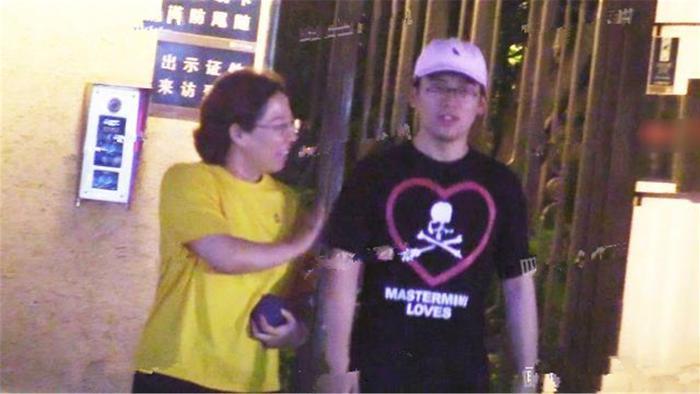 郭麒麟回天津老家,看望母亲胡中惠,郭德纲前妻长相首次曝光!