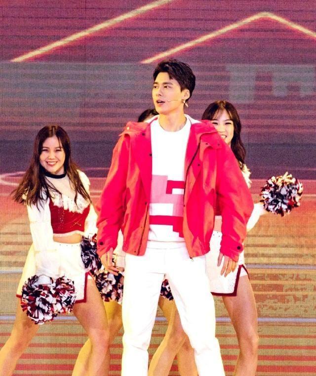 李易峰回应捏王思聪脸,调皮开怼:王思聪恨不得家里全是女孩