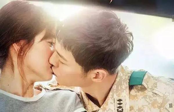 宋仲基与宋慧乔已交往两年!仲基爸爸自曝很早看到她