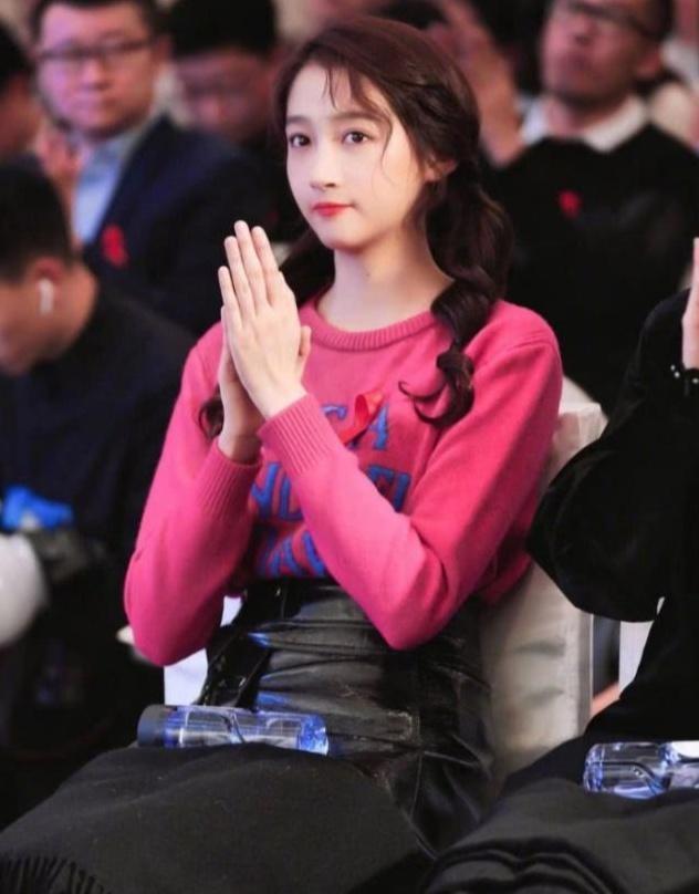 关晓彤发型满分,俩辫子时髦又有萌感,细腿比一旁的张继科还抢镜