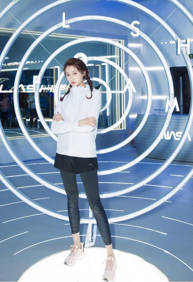 关晓彤发型满分,俩辫子时髦又有萌感,细腿比一旁的张继科还抢镜