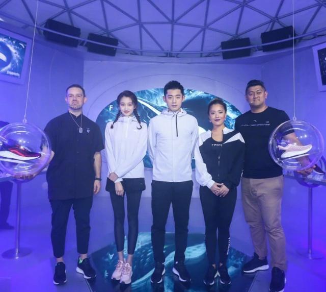 关晓彤发型满分,俩辫子时髦又有萌感,细腿比一旁的张继科还抢镜