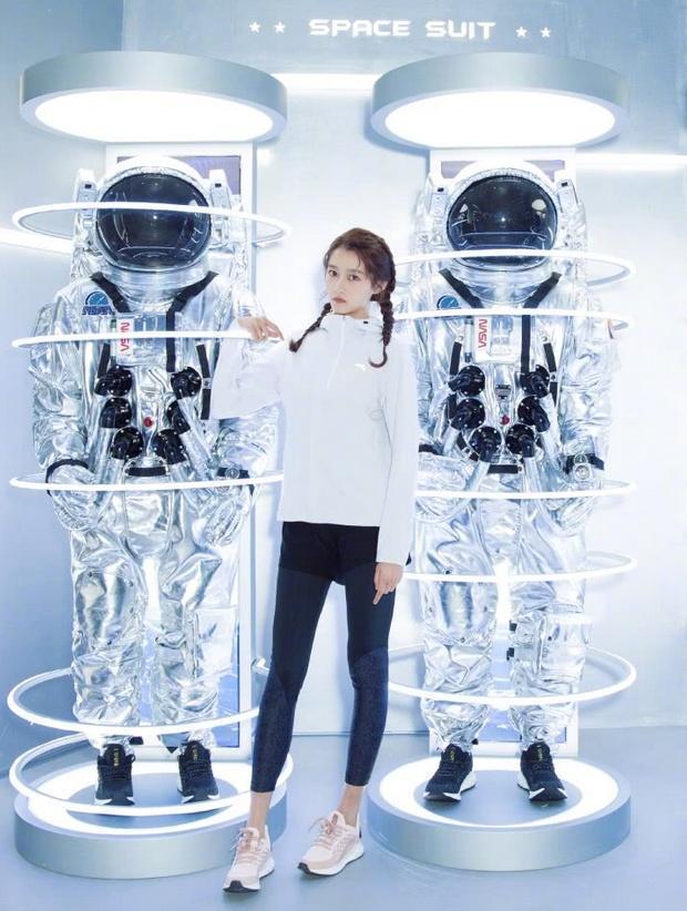 关晓彤发型满分,俩辫子时髦又有萌感,细腿比一旁的张继科还抢镜