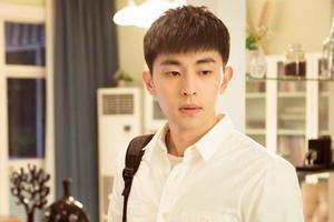 娱乐圈中的邓伦和热巴被拍牵手相拥,有事?