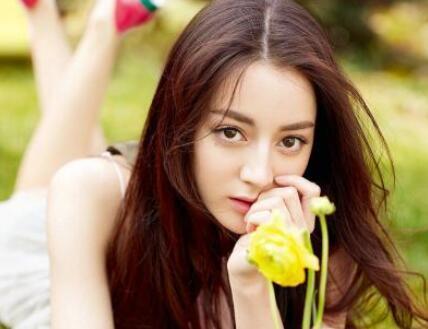 娱乐圈中的邓伦和热巴被拍牵手相拥,有事?