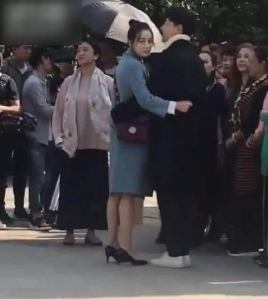 娱乐圈中的邓伦和热巴被拍牵手相拥,有事?