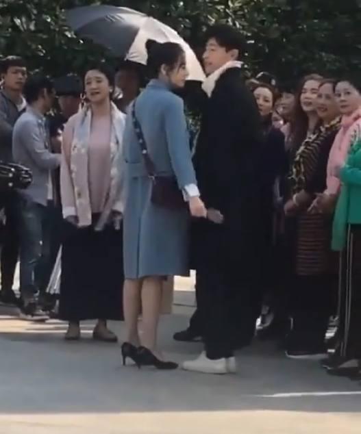 娱乐圈中的邓伦和热巴被拍牵手相拥,有事?