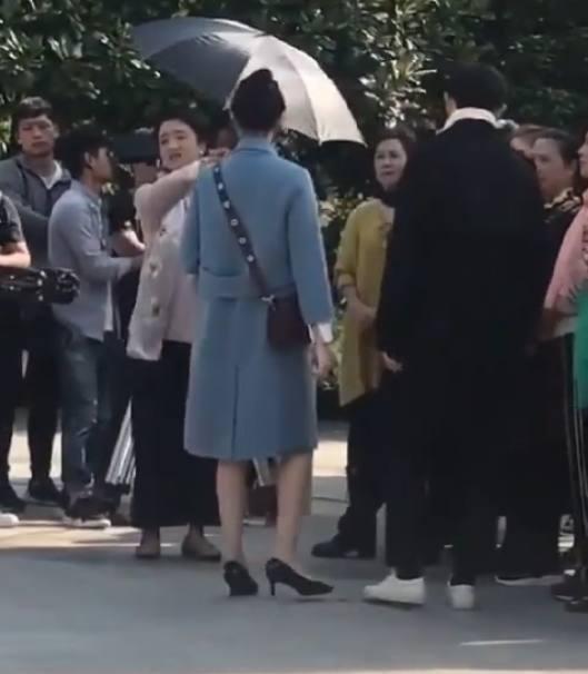 娱乐圈中的邓伦和热巴被拍牵手相拥,有事?