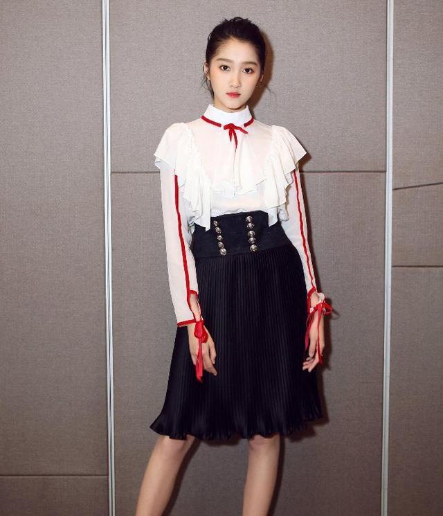 关晓彤为凸显身材,穿“裸色”性感礼服出场,网友:有点违和