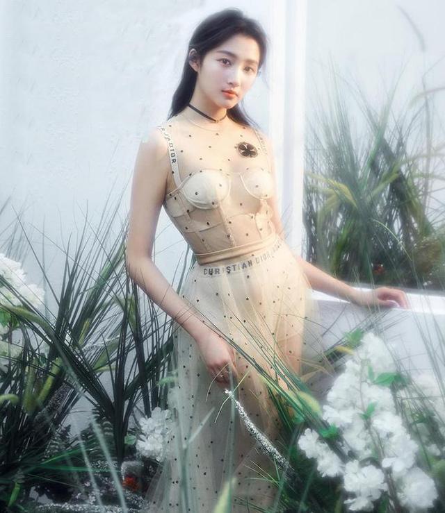 关晓彤为凸显身材,穿“裸色”性感礼服出场,网友:有点违和