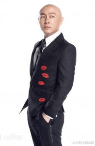 ​张卫健自曝光头22年原因, 只因一句赌气的话, 还曾被烈日晒脱皮