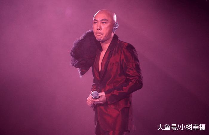 张卫健自曝光头22年原因, 只因一句赌气的话, 还曾被烈日晒脱皮