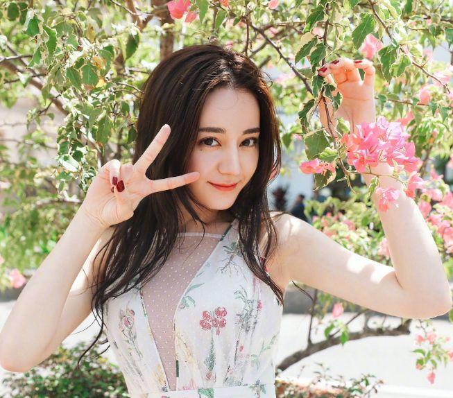 张艺兴迪丽热巴组队，看到两人同框照片，网友：开始撒糖了？