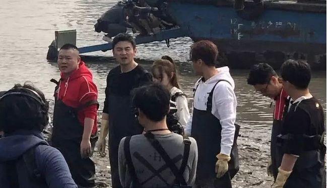 张艺兴迪丽热巴组队，看到两人同框照片，网友：开始撒糖了？