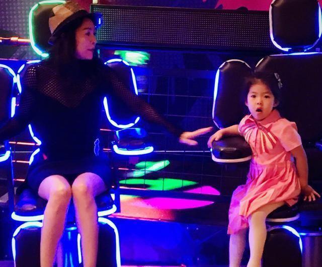 章子怡女儿近照曝光，五官和妈妈如同复制粘贴，4岁就美成女主脸