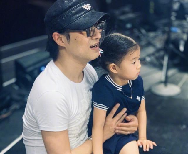 章子怡女儿近照曝光，五官和妈妈如同复制粘贴，4岁就美成女主脸