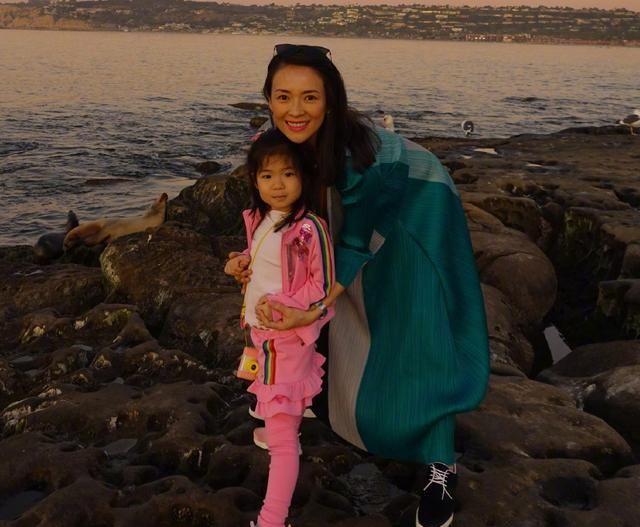 章子怡女儿近照曝光，五官和妈妈如同复制粘贴，4岁就美成女主脸