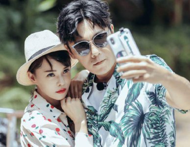 ​伊能静与公公婆婆探班秦昊，小米粒为爸爸画肖像，夸爸爸好会演戏