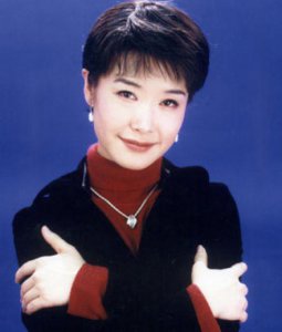 ​她是央视台长的女儿，22岁嫁初恋，23岁进央视，结婚30年无儿无女