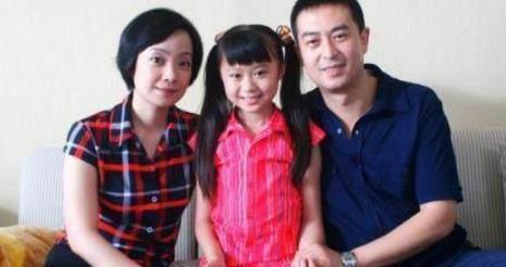 张嘉译、王海燕家庭楷模，20亿实属黑白颠倒，三口之家和和美温馨