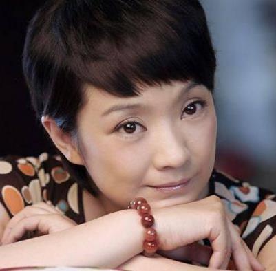 张嘉译、王海燕家庭楷模，20亿实属黑白颠倒，三口之家和和美温馨