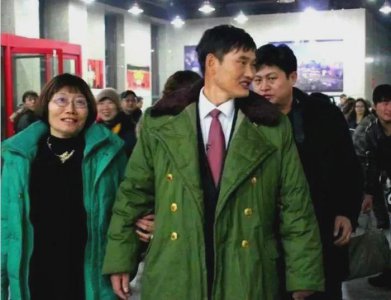 ​大衣哥朱之文19岁儿子和21岁媳妇照片曝光？陈亚男LV名牌包抢镜