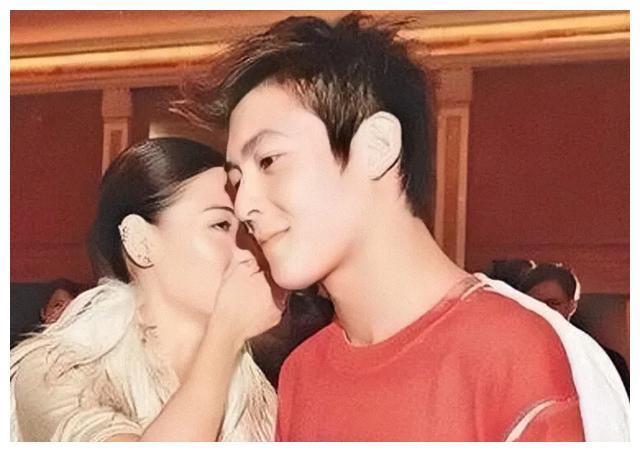 张柏芝陈冠希青涩旧照曝光，相貌只是其次，二人的互动才是亮点！