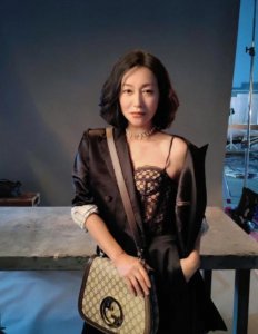 ​62岁惠英红近照曝光，一脸冻龄身材完美，网友：又飒又欲