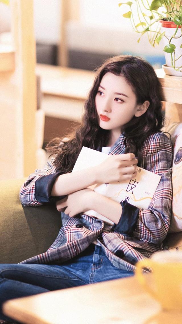 宋祖儿现身北电艺考四试现场, 传闻宋祖儿在美国高中玩得很疯