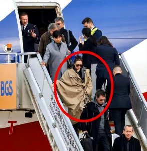 ​“巩俐回国”引爆热搜，国籍却惹争议，网友质疑：国内赚钱国外花