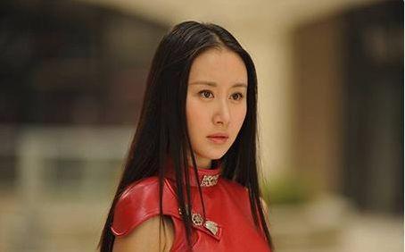 32岁的她出道27年,曾饰演傻妞大火