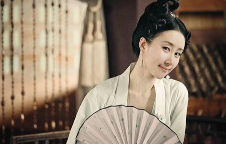 32岁的她出道27年,曾饰演傻妞大火