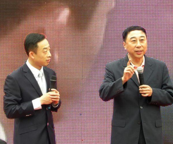 34岁冯巩儿子近照曝光，长相和父亲一样，事业蒸蒸日上