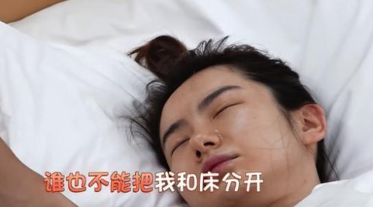 34岁戚薇真实起床素颜曝光，满脸油光双下巴瞩目！一点都不做作