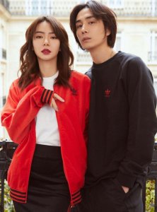 ​34岁戚薇真实起床素颜曝光，满脸油光双下巴瞩目！一点都不做作