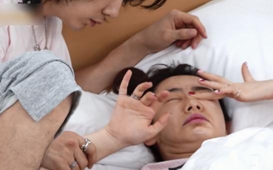 34岁戚薇真实起床素颜曝光，满脸油光双下巴瞩目！一点都不做作