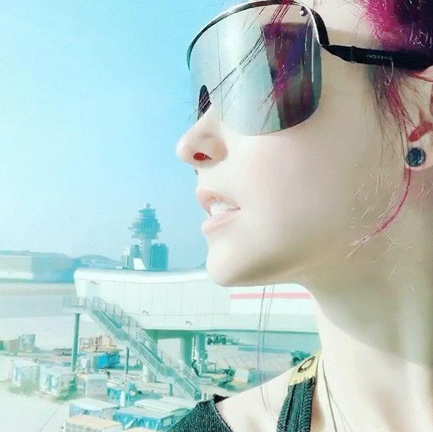 39岁张柏芝晒自拍照,脖子上纹身忘记P掉,鼻子更是“全脸之光”