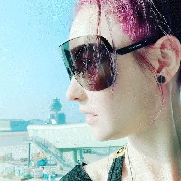 39岁张柏芝晒自拍照,脖子上纹身忘记P掉,鼻子更是“全脸之光”