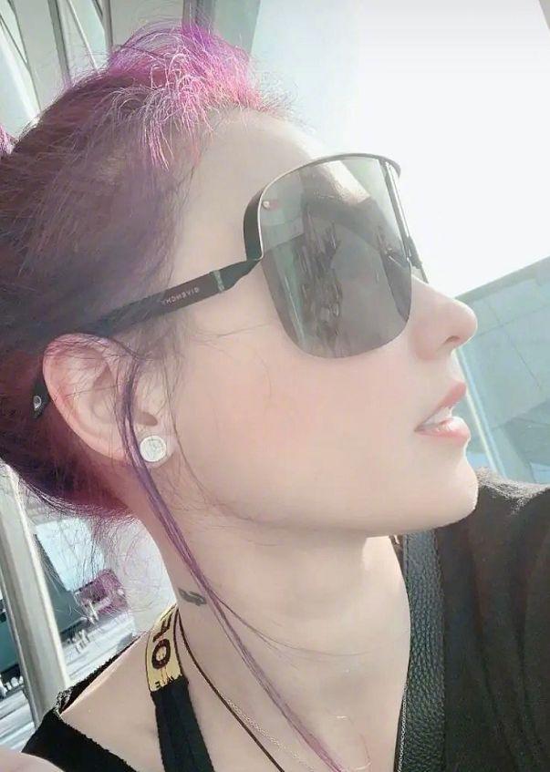 39岁张柏芝晒自拍照,脖子上纹身忘记P掉,鼻子更是“全脸之光”