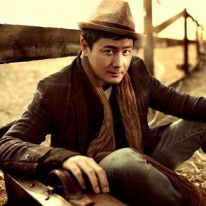 ​51岁金钟视帝邱心志官宣结婚喜讯，对方是小15岁圈外女友