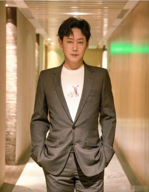 51岁金钟视帝邱心志官宣结婚喜讯,对方是小15岁圈外女友