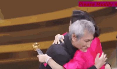 ​胡歌、周迅再摘“白玉兰”，现场明星的表情变化却上演另一种江湖